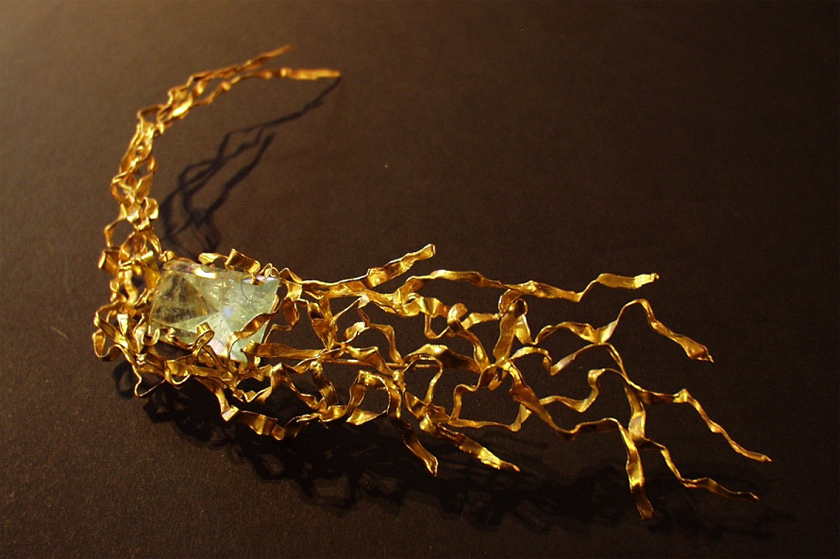 Alfinete em ouro com água-marinha