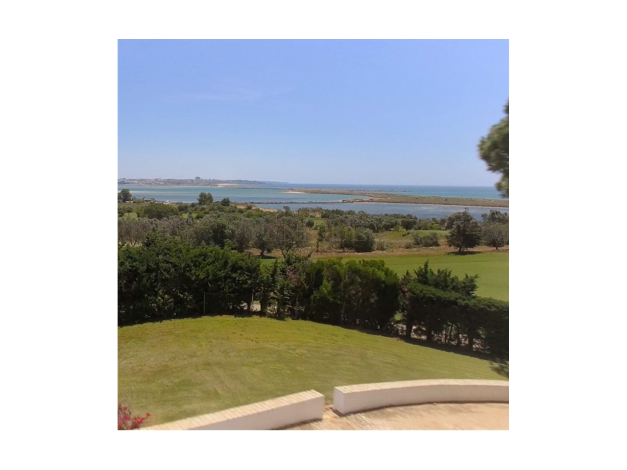 Extensa propriedade frente ao mar