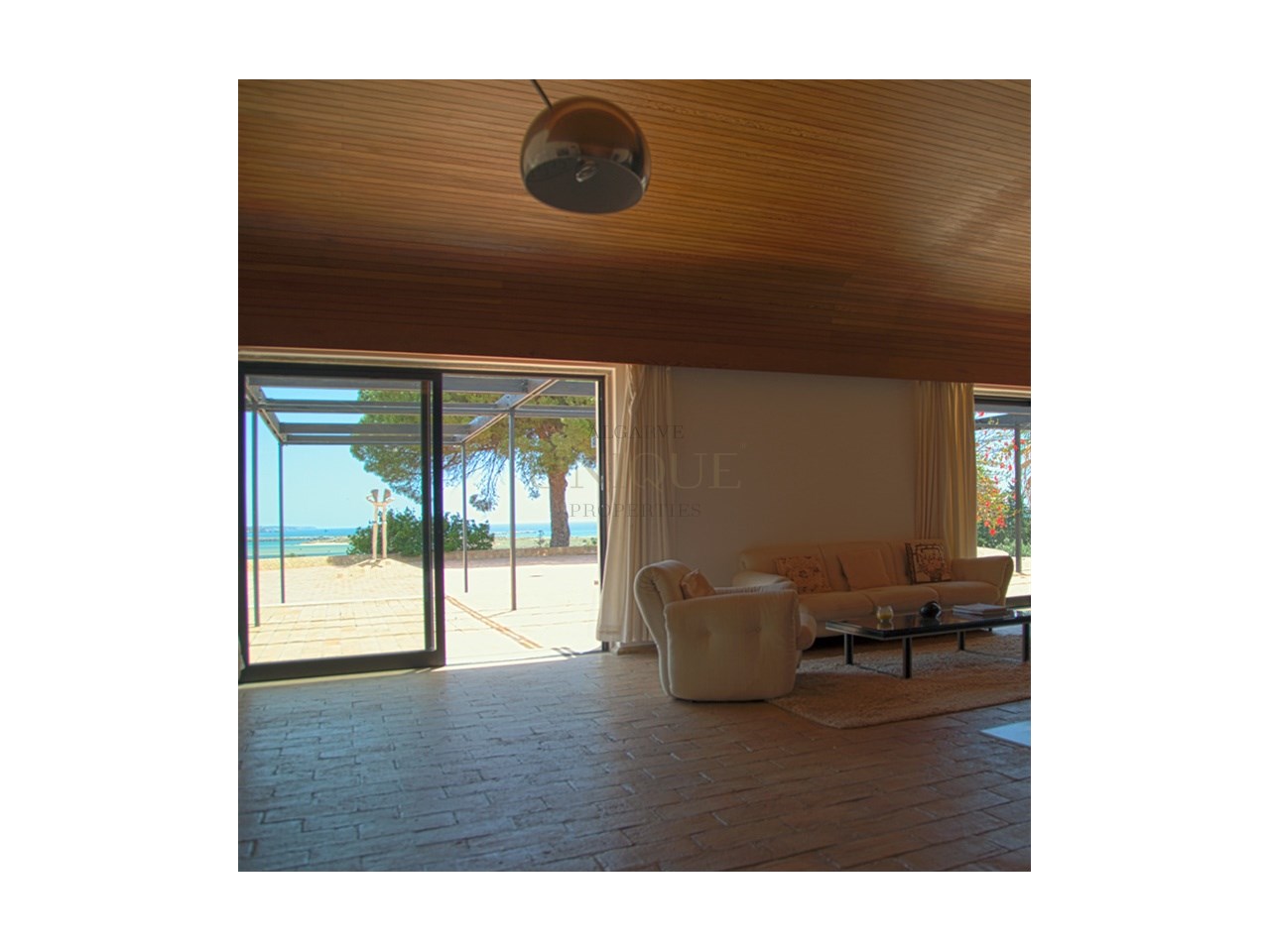 Extensa propriedade frente ao mar