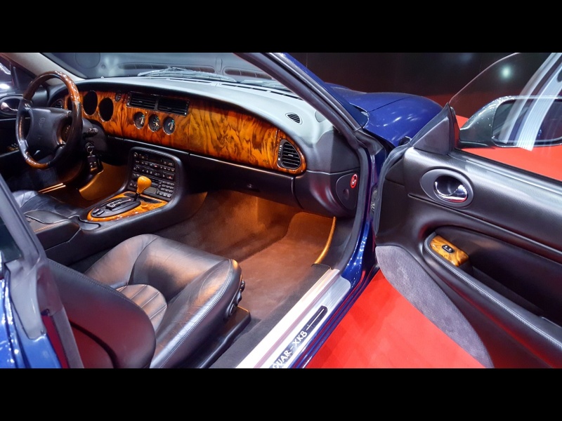 JAGUAR  XK8-1