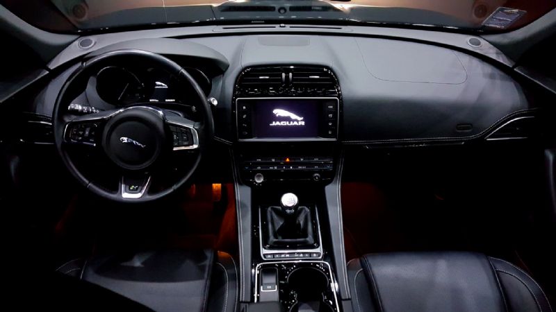 Jaguar F-Pace R Sport-1
