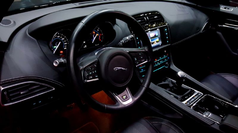 Jaguar F-Pace R Sport-2