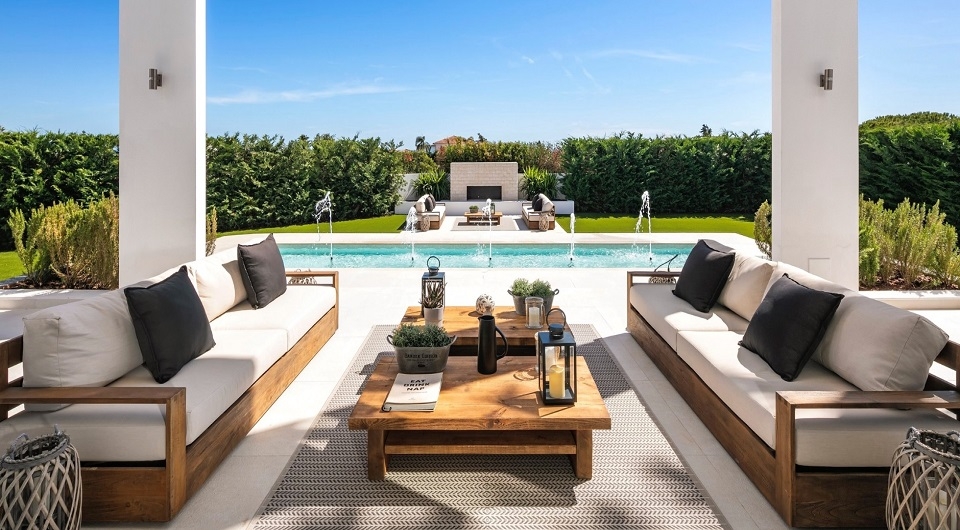 Luxuosa moradia contemporânea oferece deslumbrantes vistas sobre o ma_10