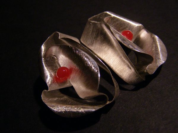 Brincos em prata com corais