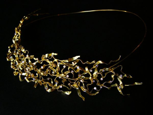 Colar / Alfinete com brilhantes