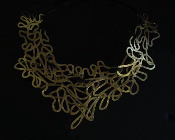 Colar em ouro e fitas de seda